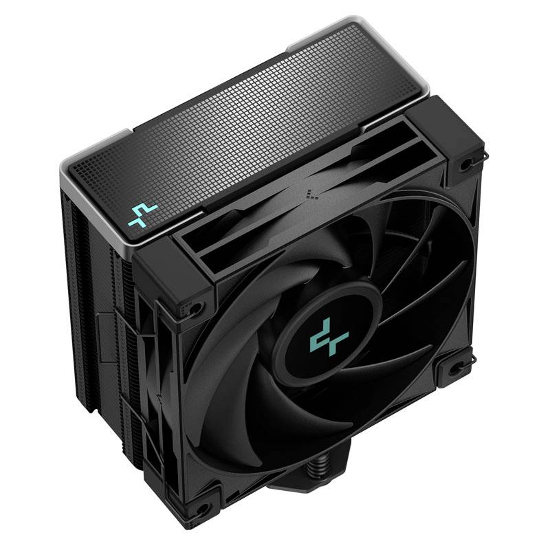 Czarny chłodnik procesora z dużym wentylatorem i żeberkami radiatora. Na górnej powierzchni znajduje się niebieskie logo marki elektronicznej.