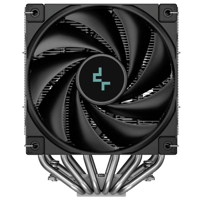 Czarny wentylator procesora z dziewięcioma łopatkami wirnika, zamontowany na metalowych żeberках chłodzących. Logo marki wyśrodkowane na niebiesko z przodu.