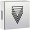 Srebrne pudełko z wystyalizowanym, wielowarstwowym, czarnym wzorem trójkątnym na przedniej stronie.