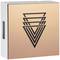 Pudełko z geometrycznym wzorem składającym się z nakładających się, stopniowanych trójkątów na miedzianej powierzchni.