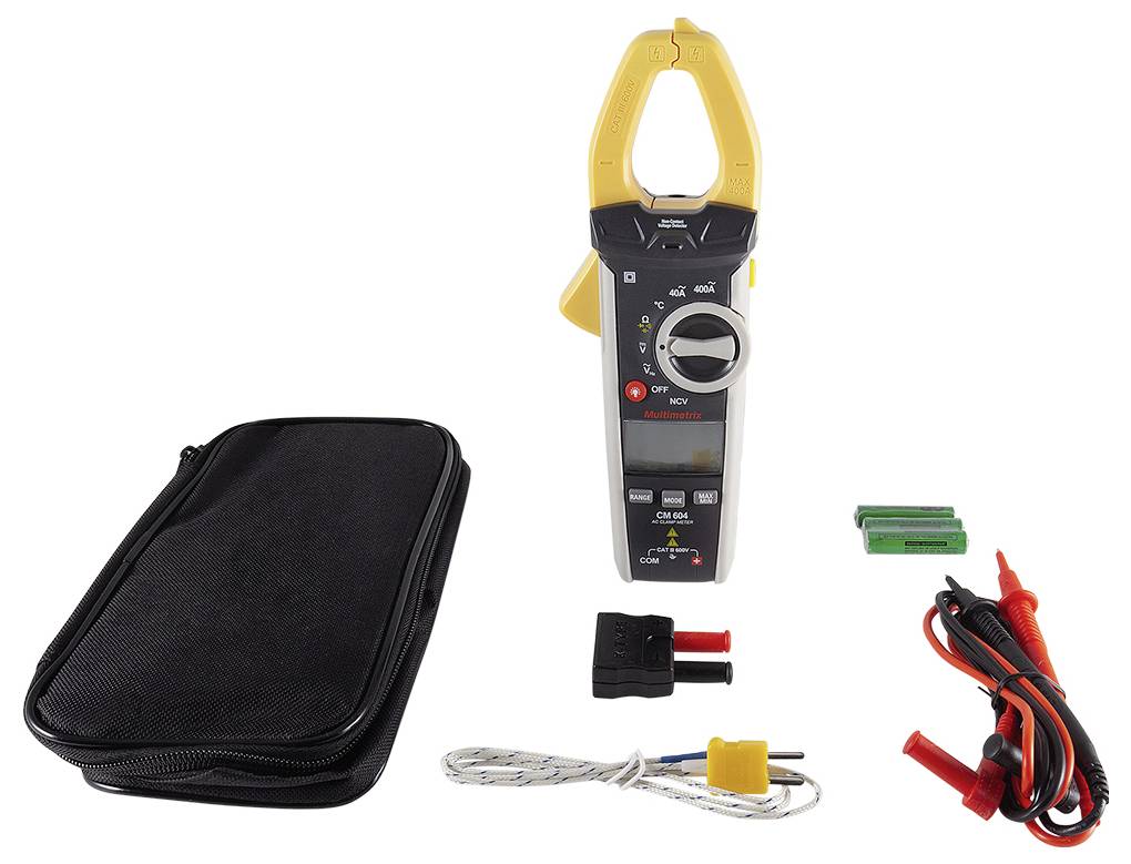 Cyfrowy multimetr z zaciskiem, wyświetlaczem i pokrętłem, otoczony przewodami pomiarowymi, krokodylkami, sondami pomiarowymi i czarną torbą transportową.