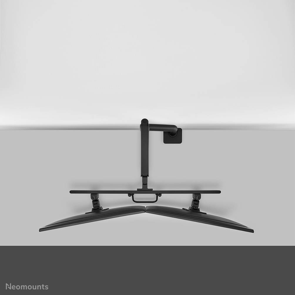 Uchwyt ścienny do dwóch monitorów z regulowanym ramieniem, zamontowany na ścianie, prezentujący elastyczne ustawienie na biurku.