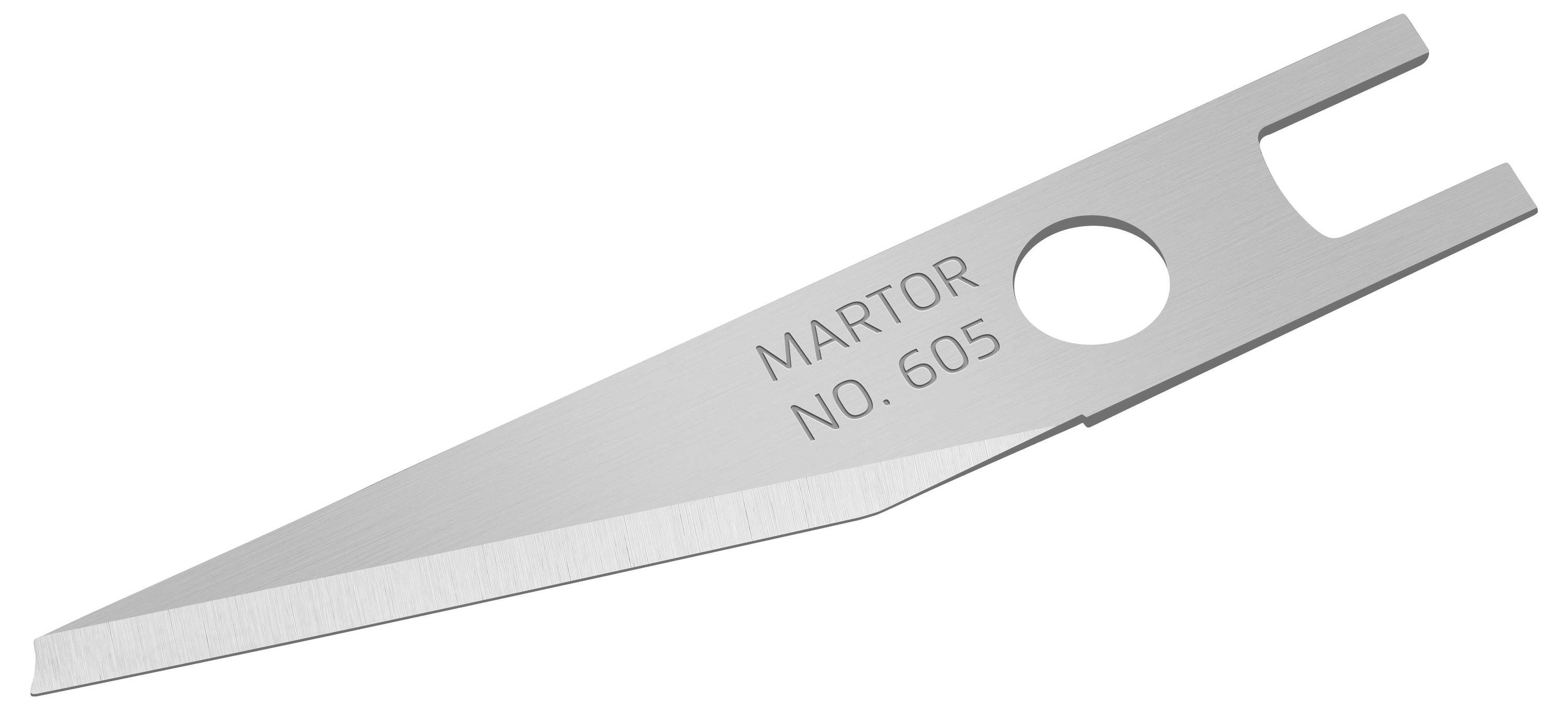 Na ilustracji widać srebrną żyletkę z napisem 'Martor No. 605'. Ostrze posiada okrągłe wycięcie.
