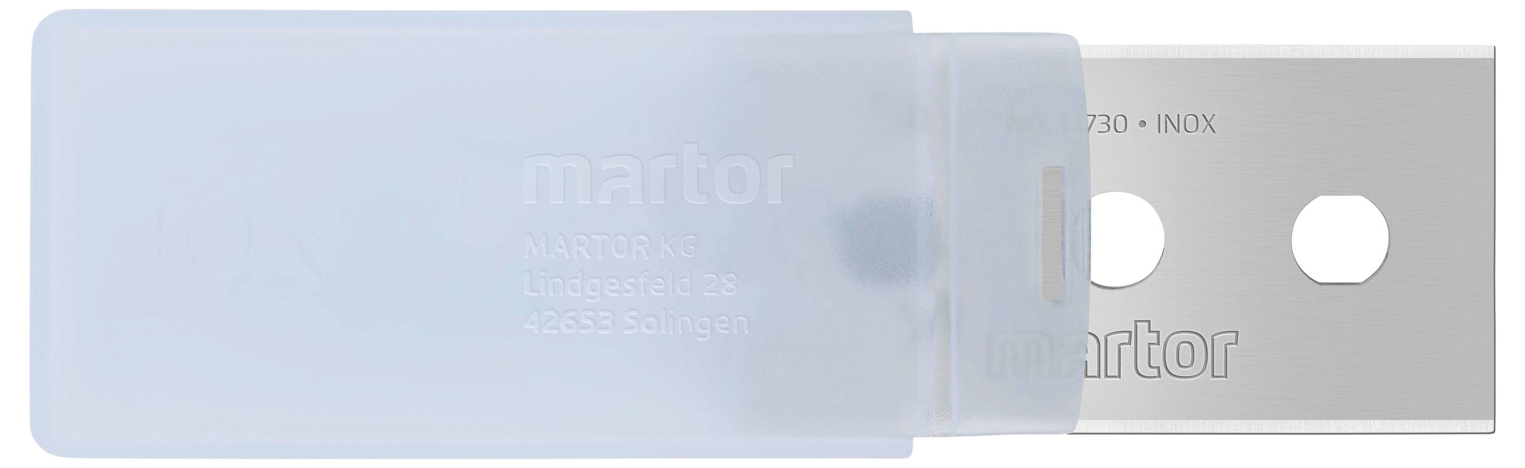 Srebrne, prostokątne ostrze noża introligatorskiego z dwoma otworami, częściowo schowane w niebieskiej plastikowej osłonie z napisem 'martor'.