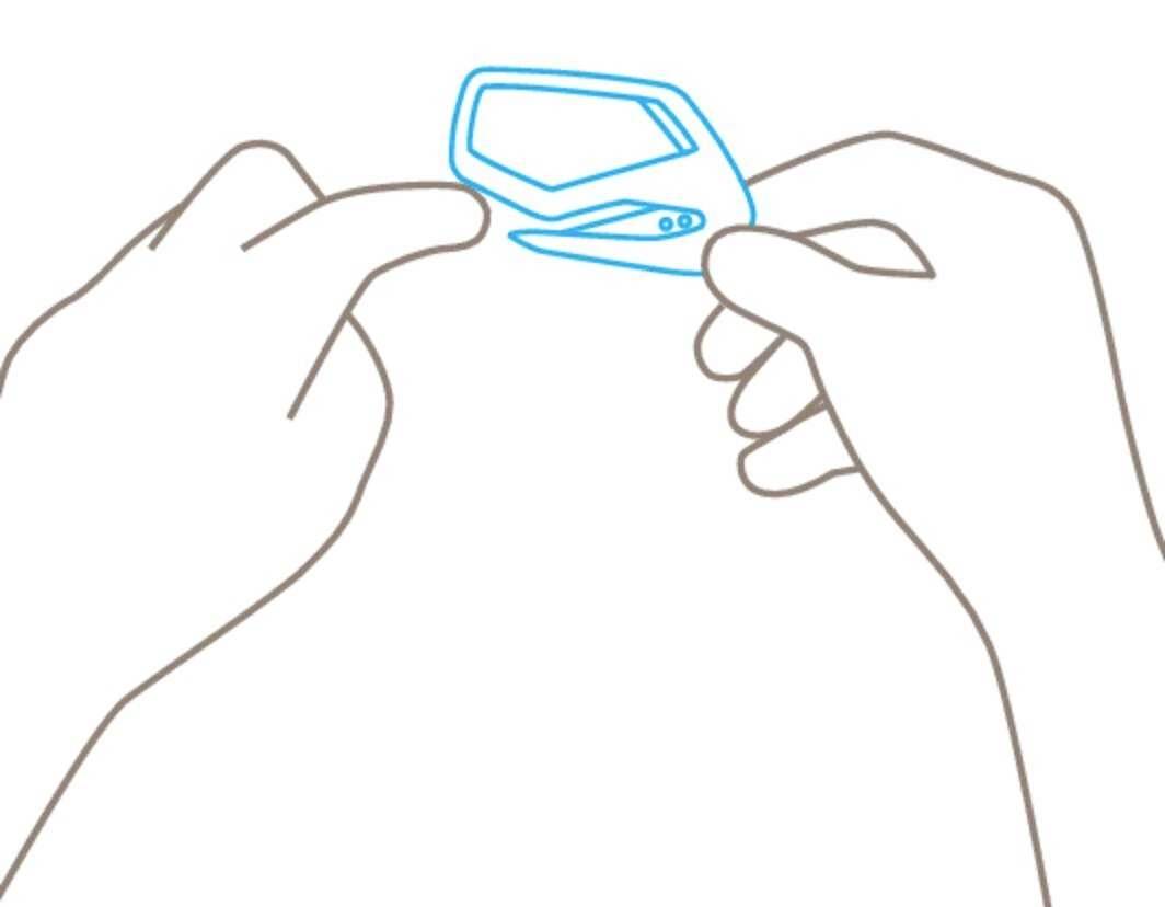 Jedna ręka wskazuje na szkic niebieskiego urządzenia z wyświetlaczem i przyciskami, trzymanego przez drugą rękę.