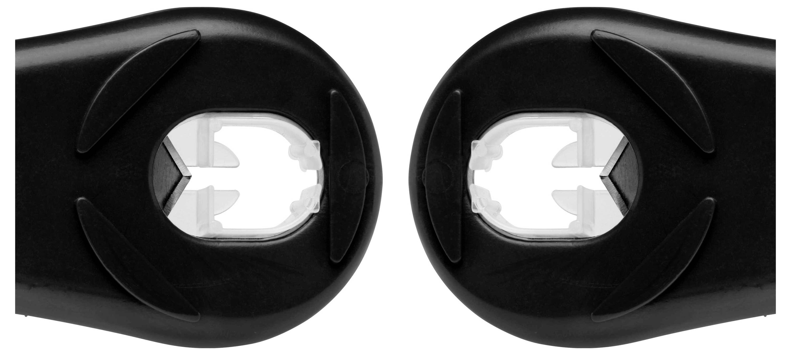Dwa czarne plastikowe uchwyty z okrągłymi wycięciami pośrodku, symetrycznie względem siebie ustawione.