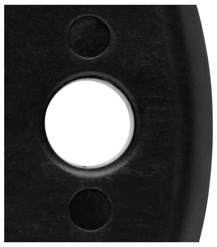Trzy okrągłe otwory na czarnej powierzchni, jeden z nich świecący i umieszczony centralnie.