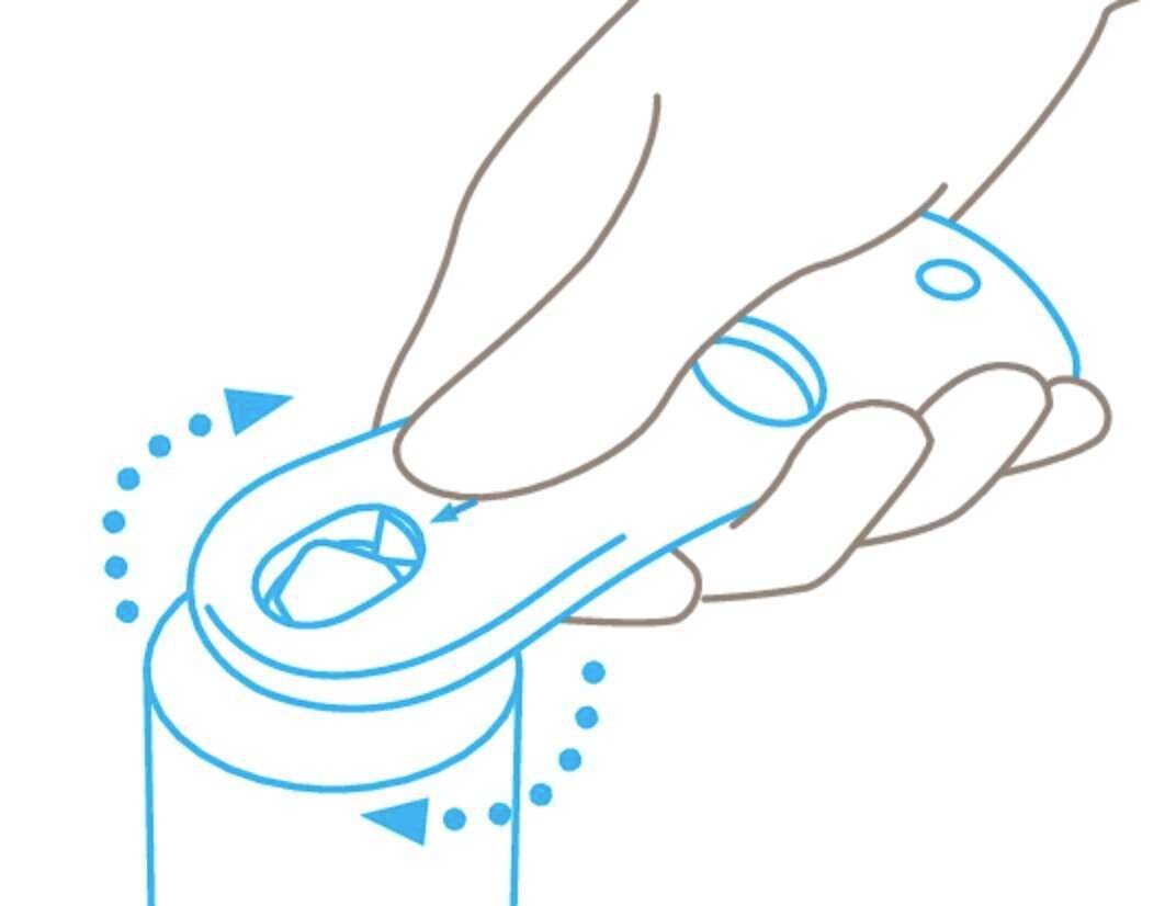 Jedna ręka używa otwieracza do butelek, aby usunąć nakrętkę. Strzałki wskazują kierunek ruchu obrotowego.