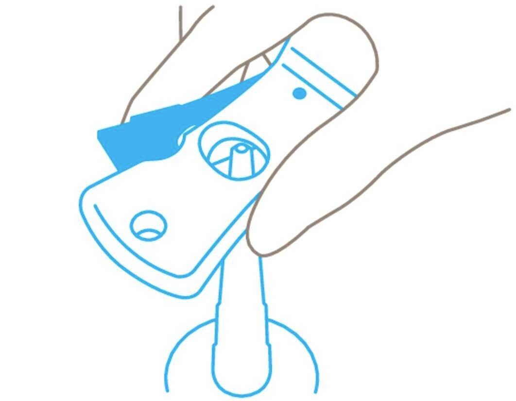 Ręka trzyma instrukcję testu szybkiego, pokazuje procedurę krokową użycia.