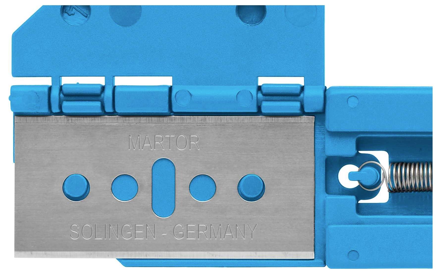 Niebieski nóż do cięcia z wmontowanym ostrzem. Na ostrzu widnieje napis 'MARTOR' oraz 'SOLINGEN - GERMANY'.