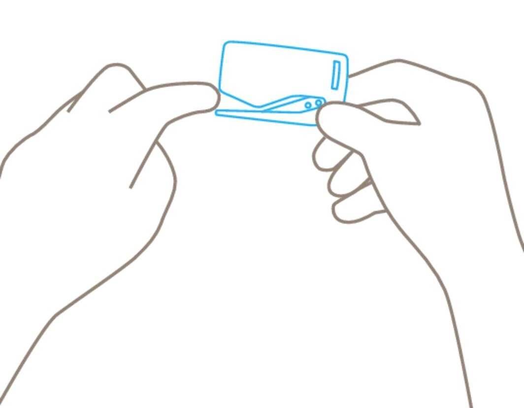 Dwie narysowane ręce trzymają małą, prostokątną kartę z przedstawionym w stylistyce sylwetką niebieskim motywem konturu, który obrazuje mapę.