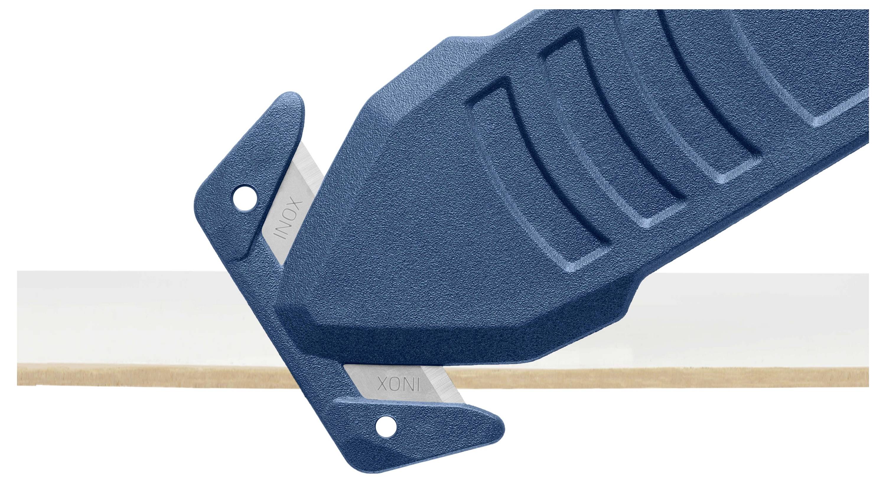 Niebieski przyrząd do cięcia szkła przecina powierzchnię szklaną pod kątem. Ostrze jest częściowo widoczne.