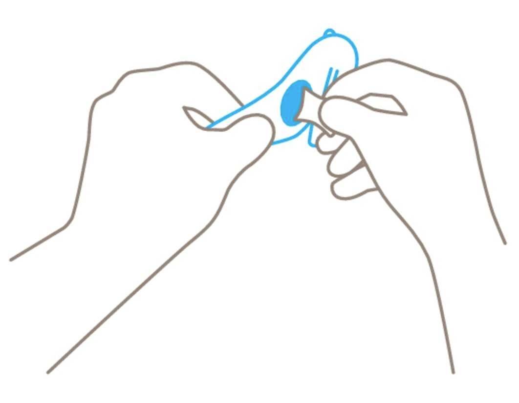 Dwie dłonie otwierające plaster.