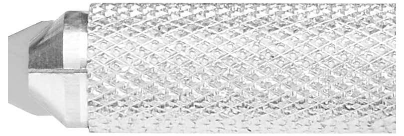Metalowy przedmiot o chropowatej powierzchni w kolorze srebrnym, prawdopodobnie narzędzie lub uchwyt. Przednia część jest ścięta.