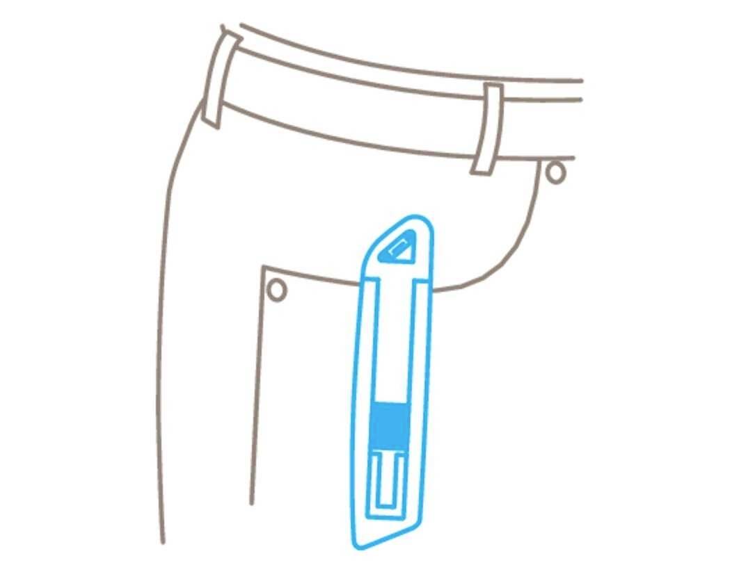 Ilustracja bocznej kieszeni z umieszczonym wewnątrz, w niebieskiej ramce, przedmiotem w kształcie klucza.