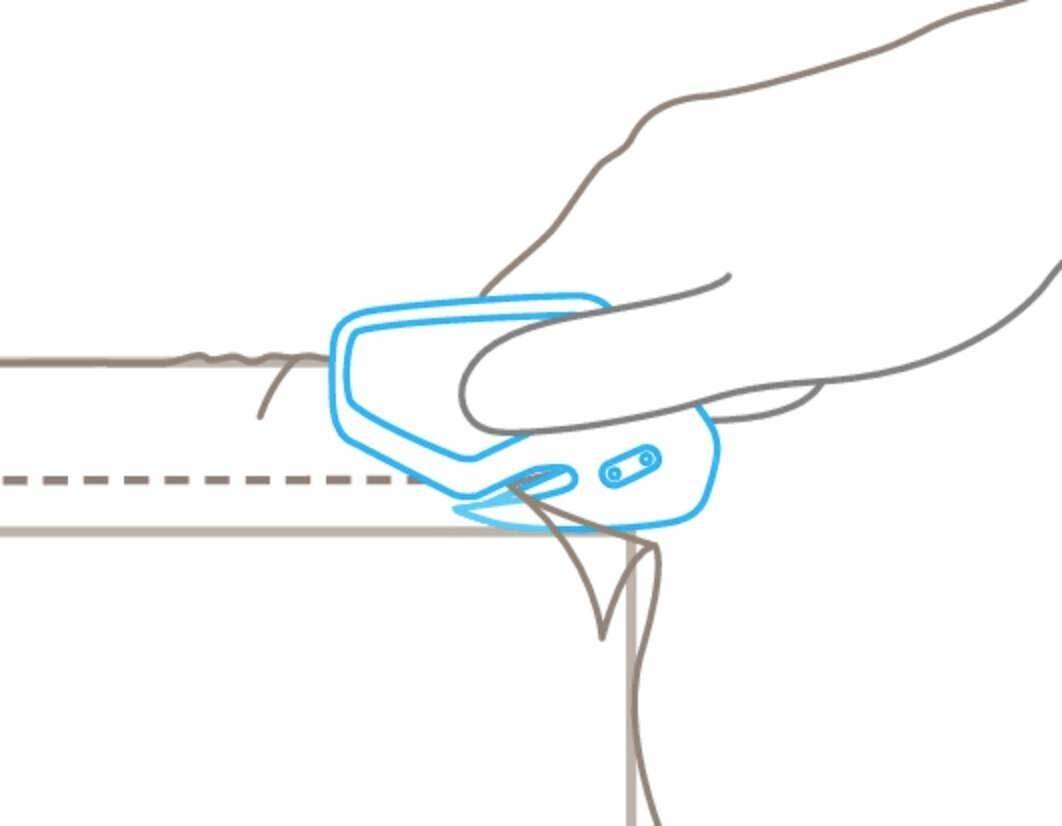Ilustracja dłoni przecinającej nożem bezpiecznym linię przerywaną na opakowaniu.