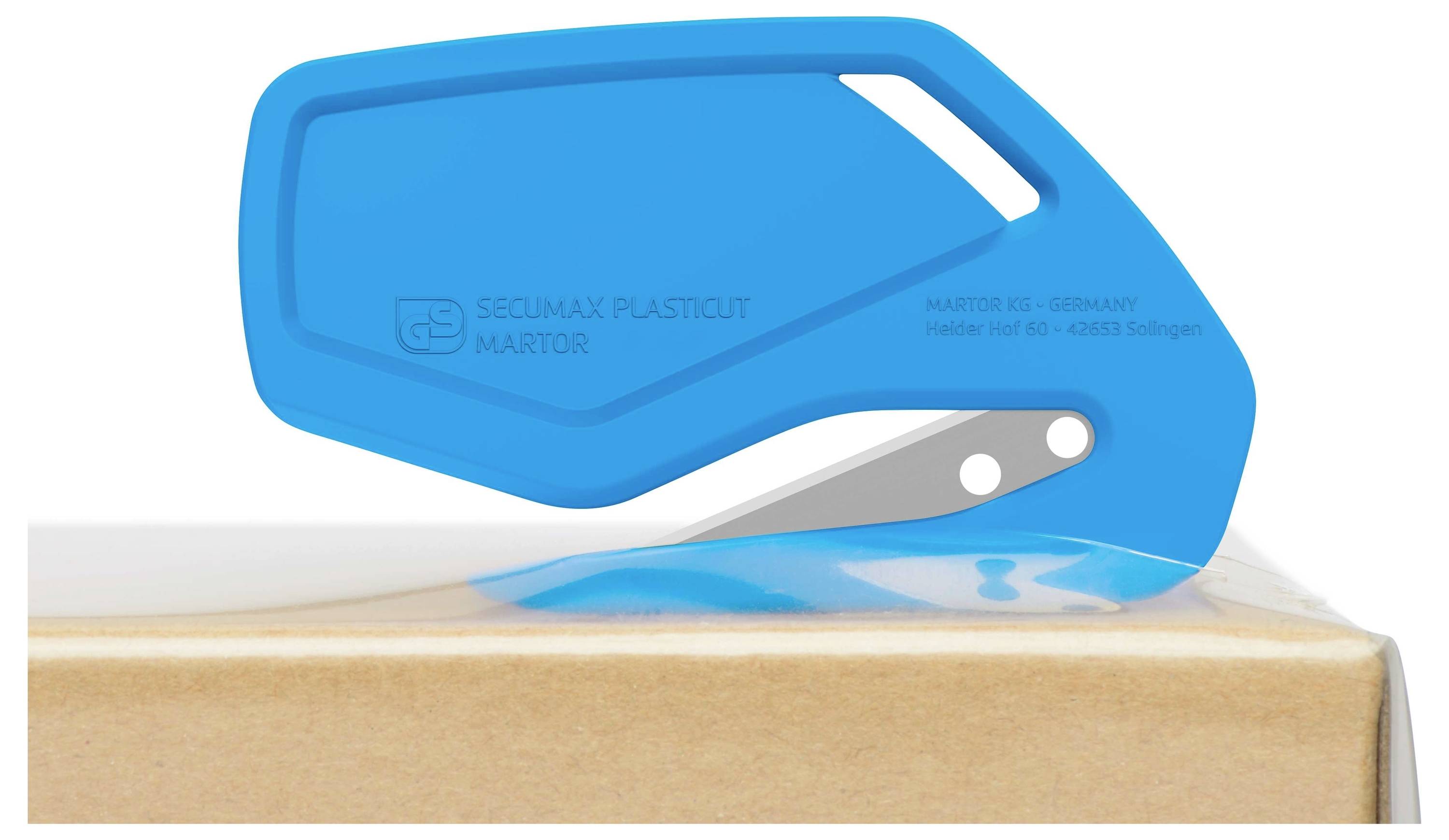 Niebieski nóż bezpieczeństwa przecina taśmę pakową na kartonie. Nóż posiada ergonomiczny design.