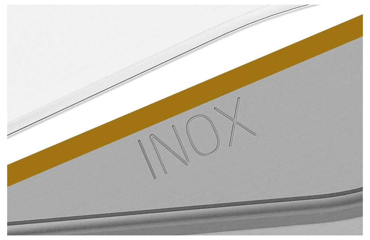 Zbliżenie przedmiotu ze stali nierdzewnej z wytłoczonym słowem 'INOX'. Zawiera brązowe paski jako element designu.