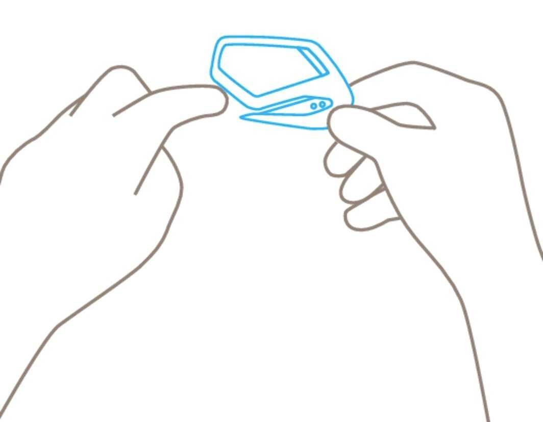 Dwie ręce trzymają małe, niebiesko narysowane urządzenie elektroniczne z ekranem.