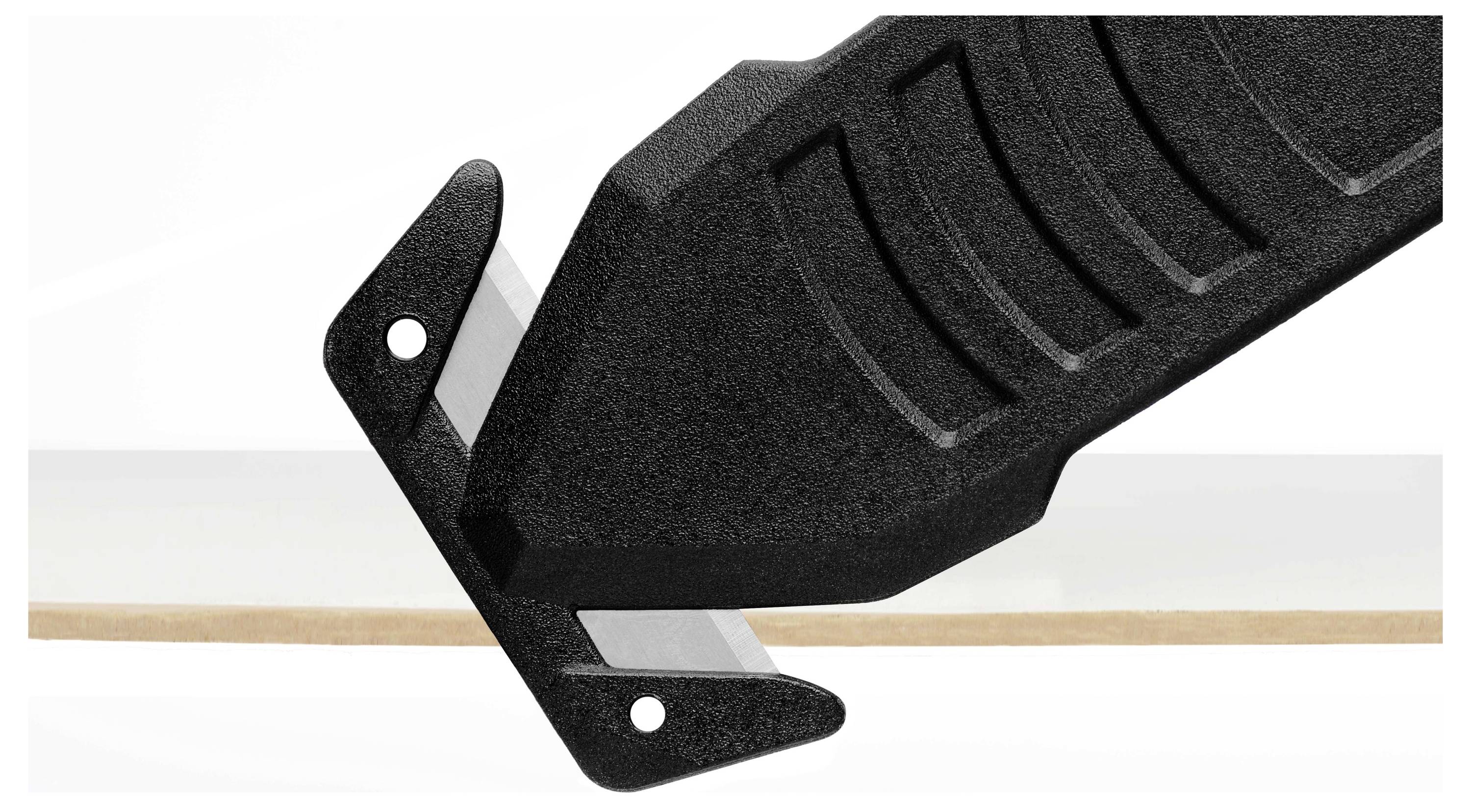 Na ilustracji przedstawiono czarny bezpieczny nóż do otwierania pudełek z dwoma ostrzami, przeznaczony do bezpiecznego rozcinania kartonów.