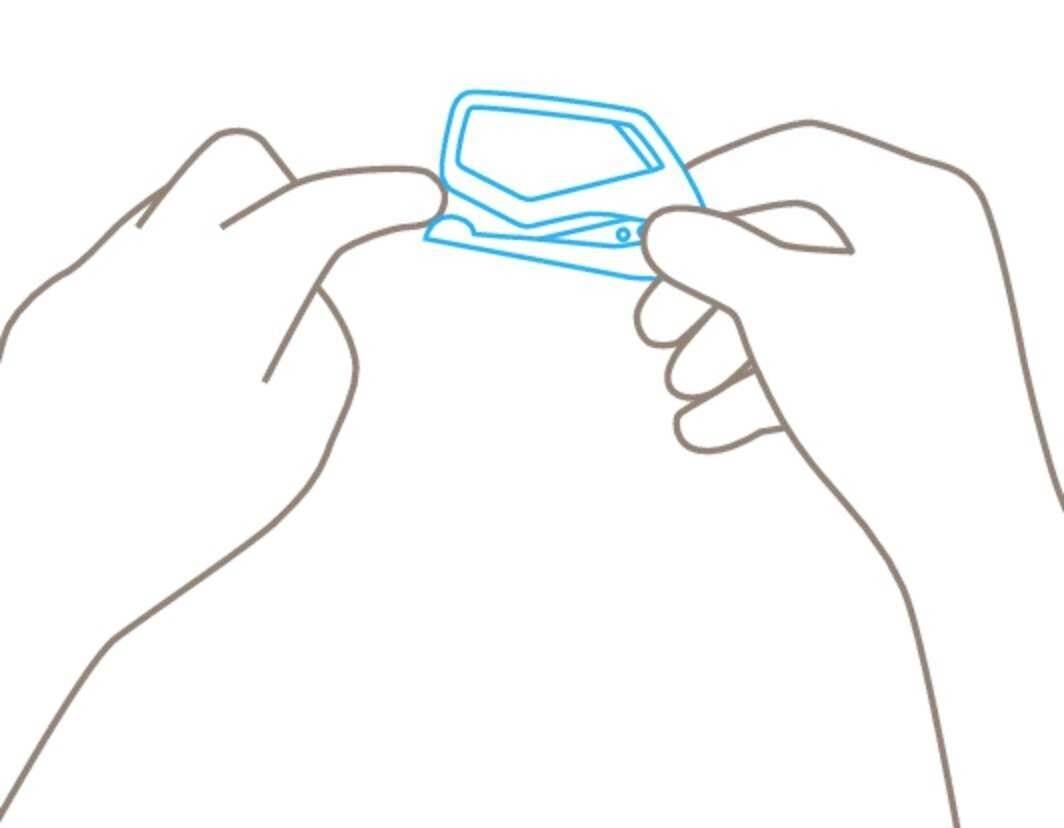 Dwie ręce trzymają mały obiekt z niebieską ramką, prawdopodobnie przedstawienie ekranowe, w jednej linii.