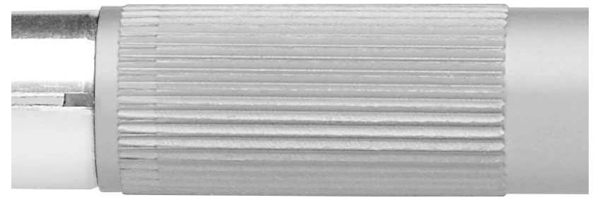 Szary, żebrowany metalowy uchwyt narzędzia, które mogłoby być stosowane do prac precyzyjnych.