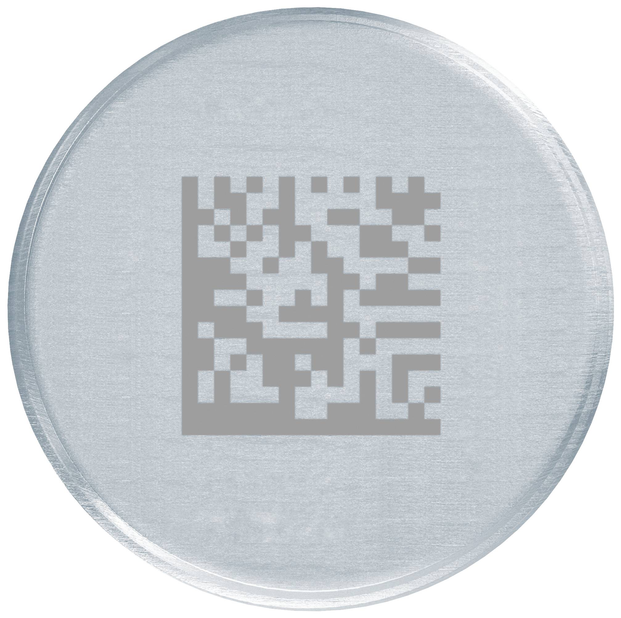 Okrągły, srebrny przedmiot z wydrukowanym kodem QR pośrodku.