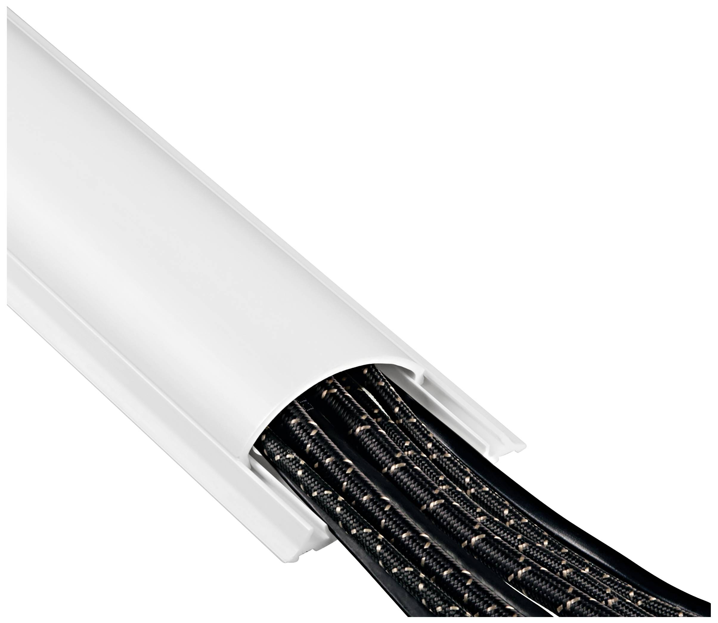 Biały kanał kablowy prowadzi kilka czarnych kabli. Kanał jest otwarty i ukazuje ułożone w środku kable.