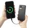 Jedna ręka trzyma smartfon podłączony do kabla ładującego, który wyświetla stan naładowania 75%. Druga ręka trzyma powerbank.