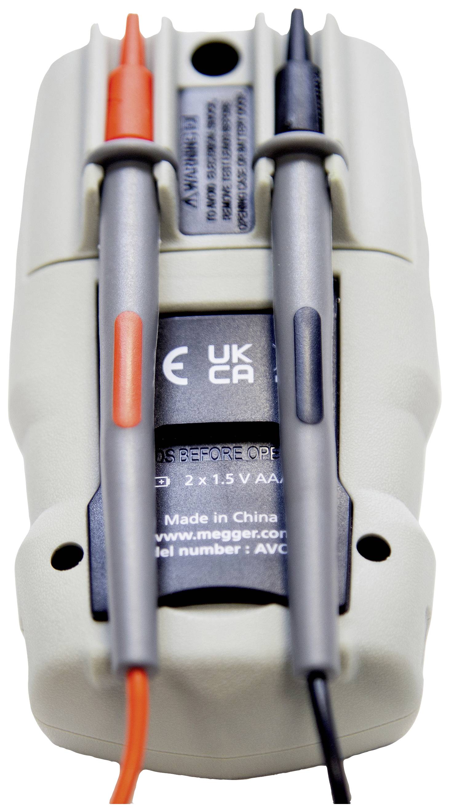 Elektryczny przyrząd pomiarowy z dwoma końcówkami pomiarowymi, jedną czerwoną i jedną czarną. Urządzenie posiada oznaczenia takie jak 'UKCA' i 'Made in China'.