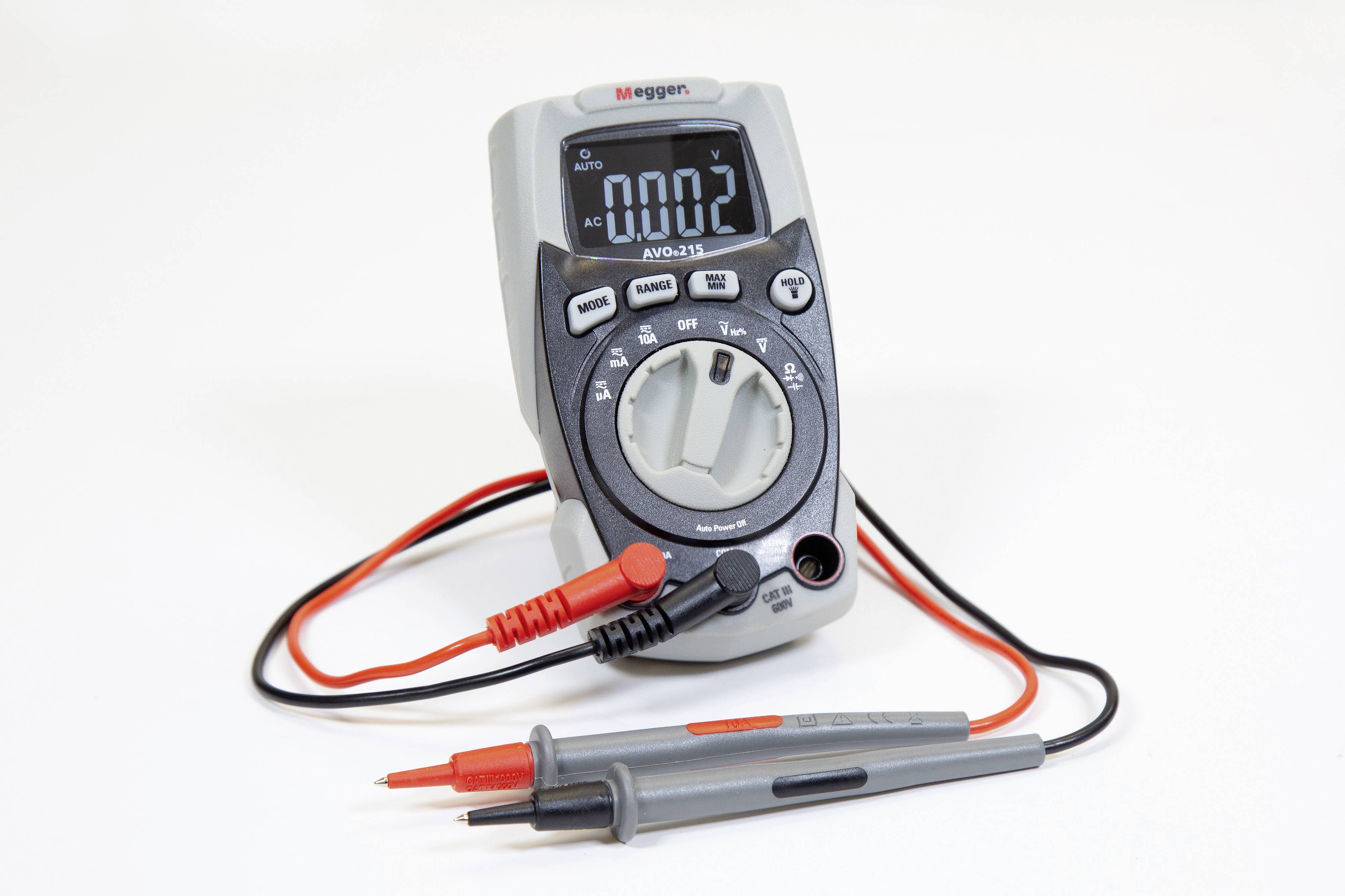 Cyfrowy multimetr wyświetla na wyświetlaczu wartość prądu przemiennego 0,002. Podłączone są czarne i czerwone sondy pomiarowe.