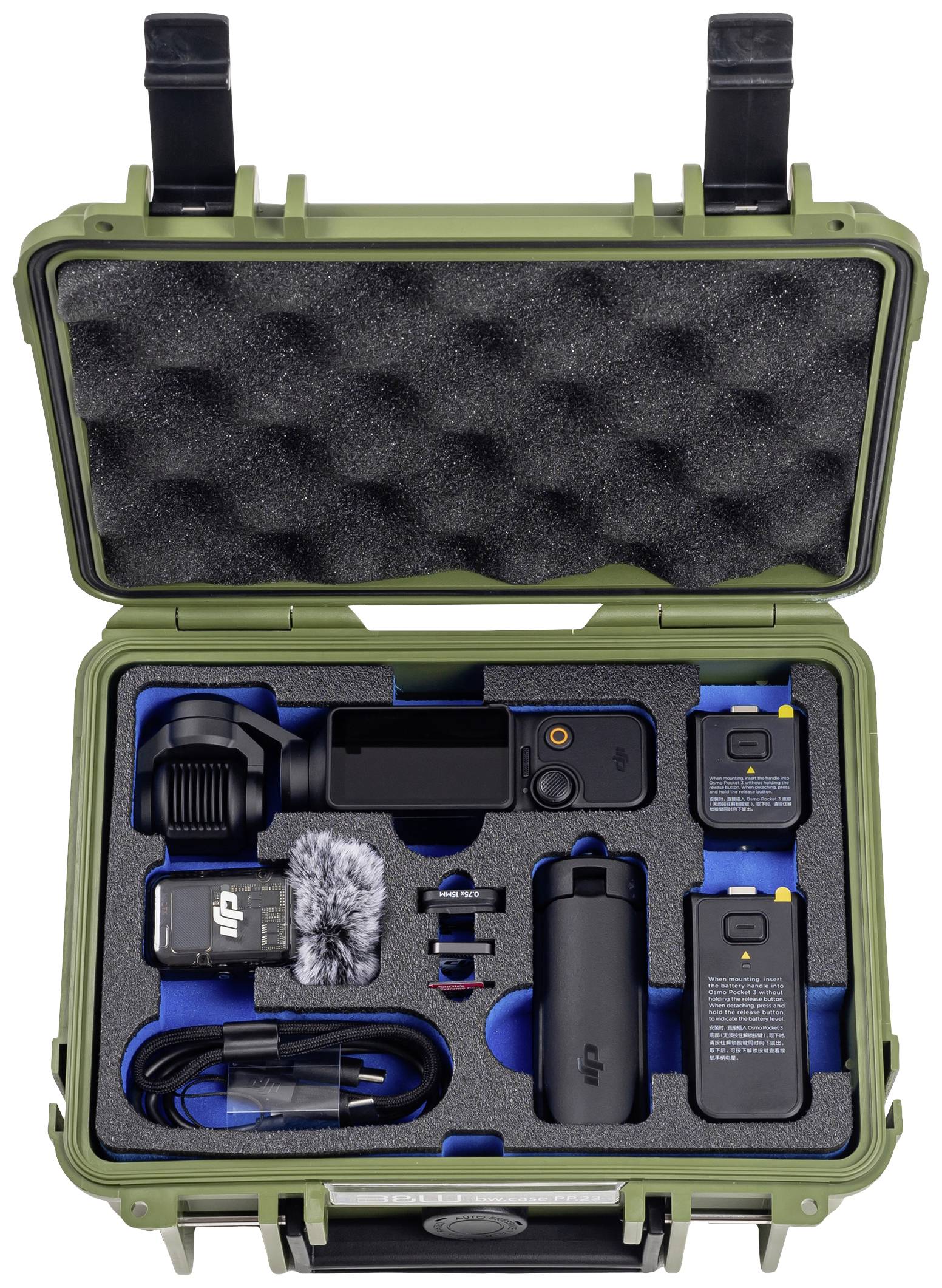 Zielony kufer z wyściełanym wnętrzem, zawierający akcesoria fotograficzne, takie jak aparat fotograficzny, mikrofony, baterie i kable.