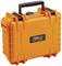 Pomarańczowa walizka ochronna z czarną rączką i zamknięciami, z logo marki z napisem 'B&W Cases of Success' na przedniej stronie.