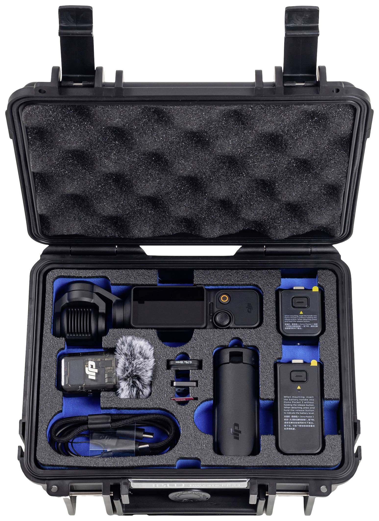 Otwarta skrzynka transportowa z starannie ułożonym sprzętem kamerowym: kamera, mikrofon, kable i zapasowy akumulator. Wszystko zabezpieczone wkładkami z pianki.