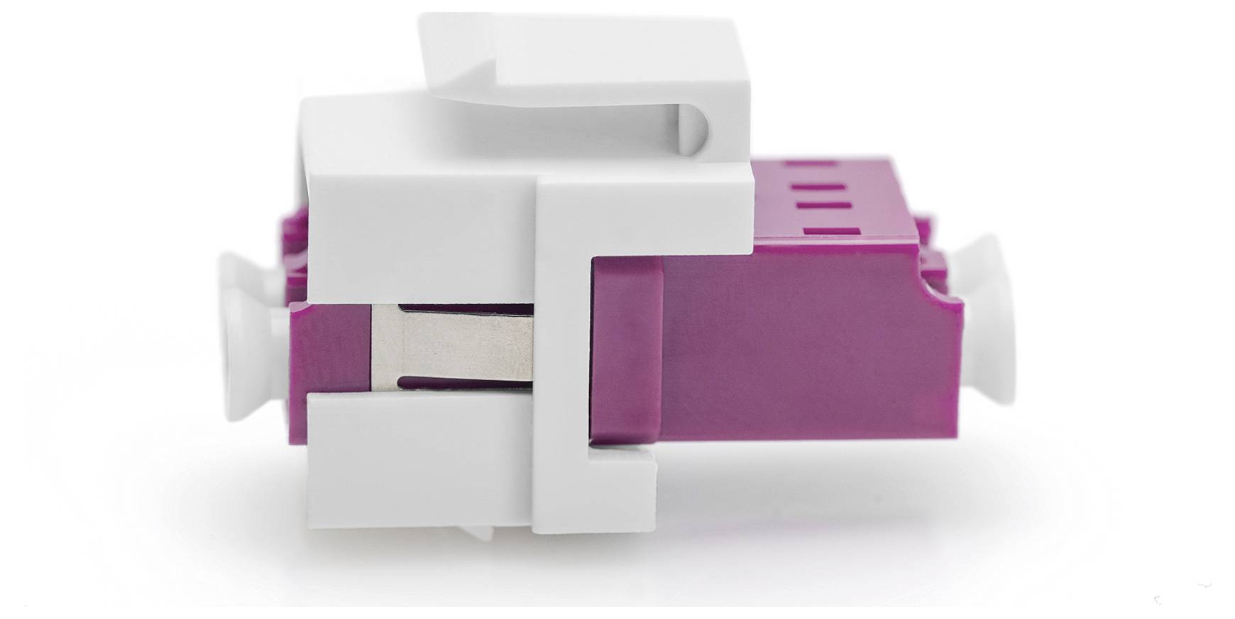 Fioletowa wtyczka sieciowa w białej obudowie z tworzywa sztucznego, odpowiednia do stosowania w systemach okablowania sieciowego.