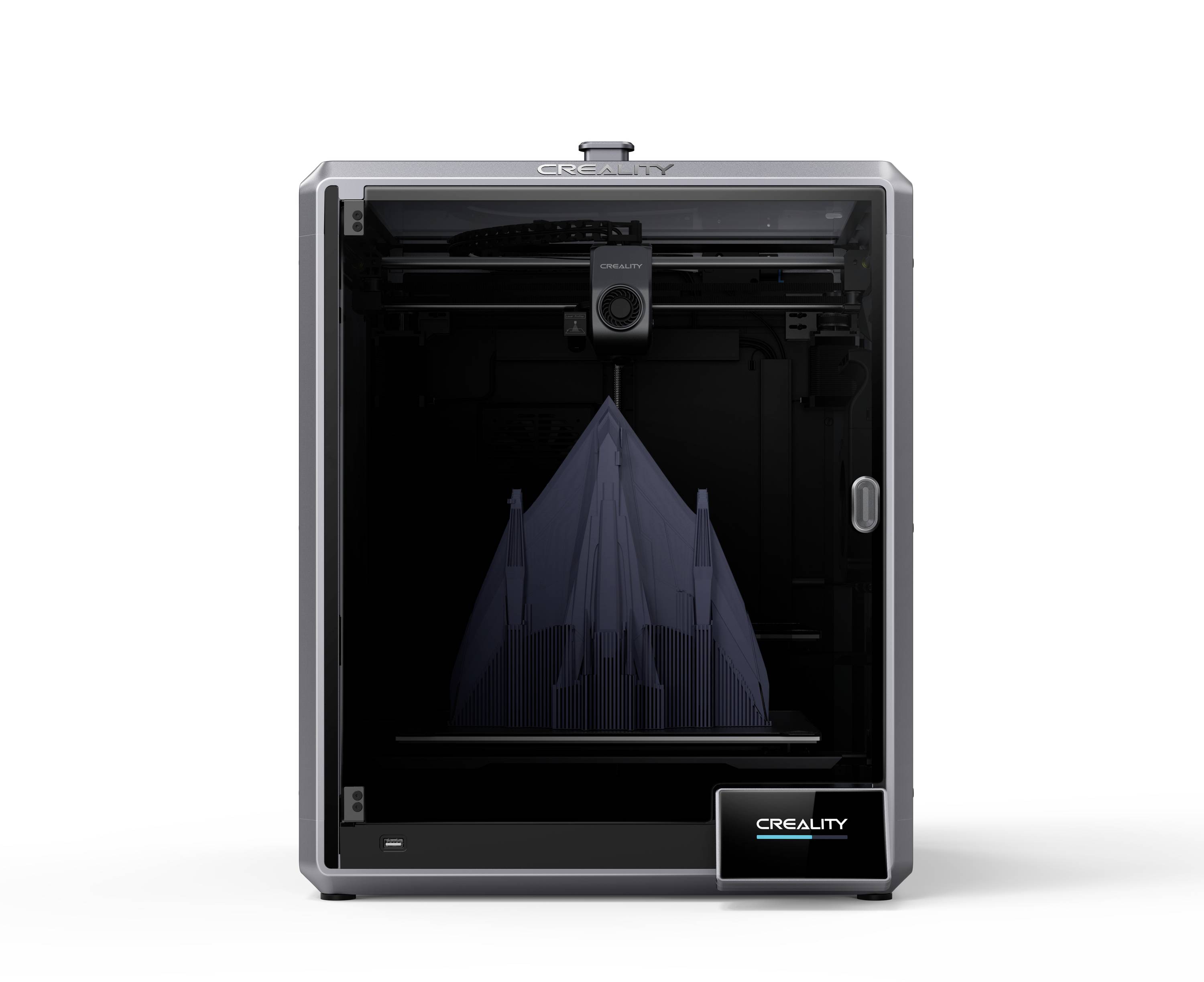 Drukarka 3D z zamkniętą komorą, w której drukowany jest wysoki, trójkątny obiekt. Na ekranie wyświetlane jest logo Creality.