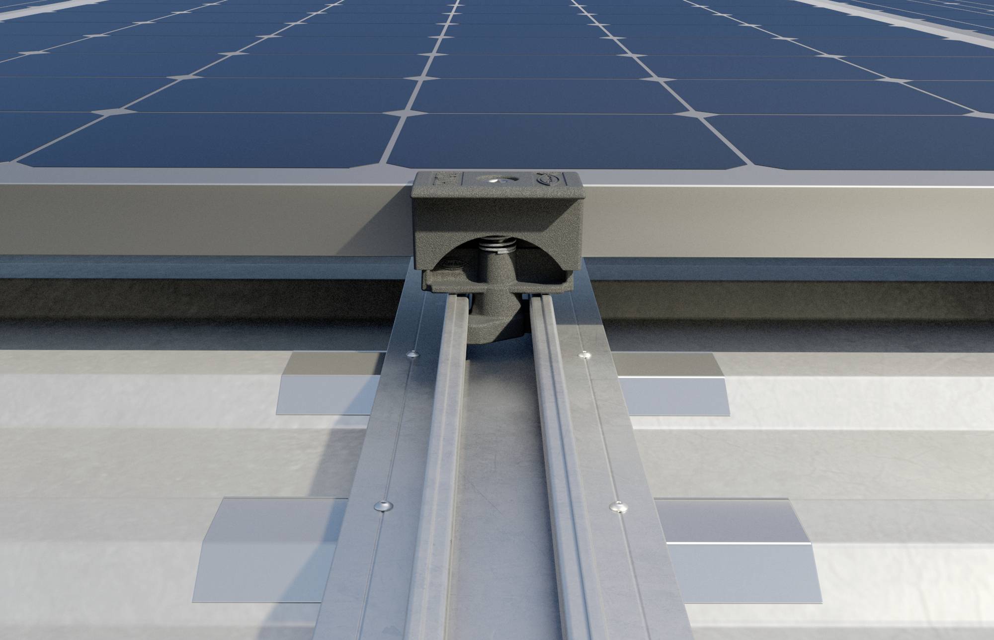 Moduł solarny na systemie montażowym zainstalowanym na dachu. Zbliżenie na zacisk mocujący na szynie.