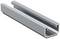 Szary, prostokątny kanał profilowy z aluminium, powszechnie stosowany w budownictwie lub technice mocowań do podtrzymywania struktur.