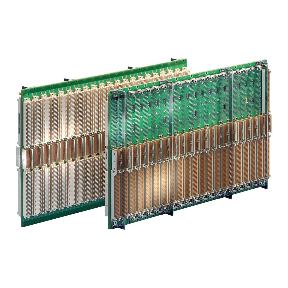 Płytka elektroniczna prezentuje zieloną płaszczyznę obwodu z miedzianymi ścieżkami przewodzącymi. Odpowiednia do zastosowań wysokowydajnościowych w sieciach komputerowych.