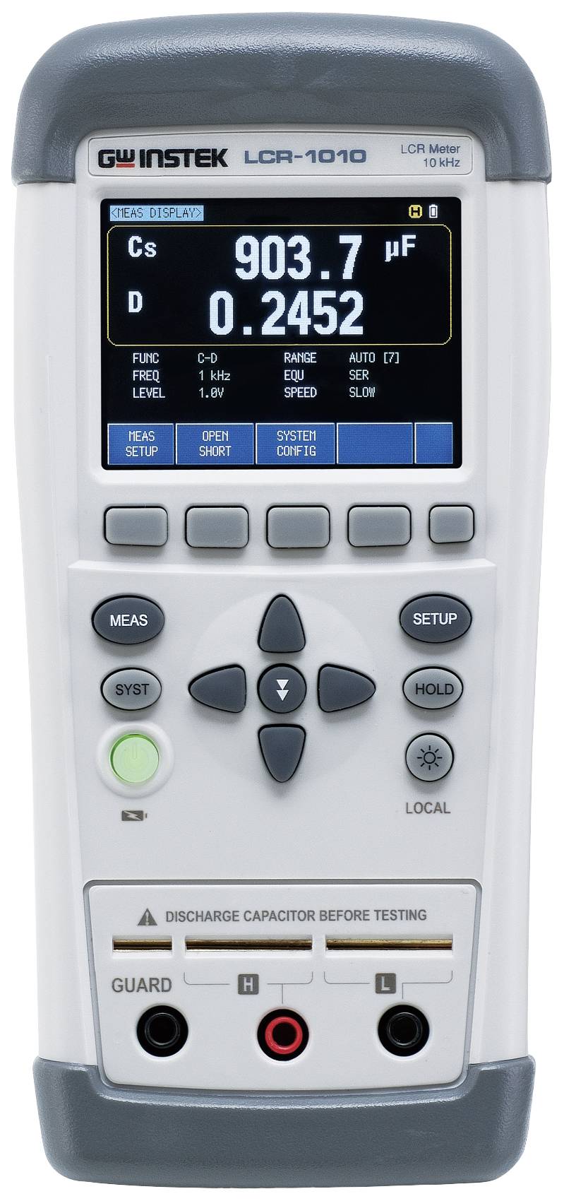 Przenośny cyfrowy miernik LCR 'GW Instek LCR-1010' wyświetla na wyświetlaczu: 903,7 μF oraz 0,2452. Poniżej przyciski sterujące i ustawień.