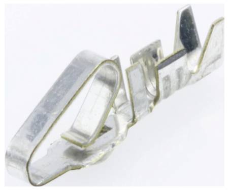 Zbliżenie małego metalowego klipsa, pokazujące jego zapętloną konstrukcję i błyszczącą powierzchnię na jednolitym tle.