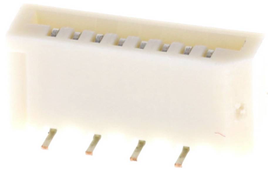 Biały plastikowy złącznik czterema metalowymi szpilkami wyciągającymi się z dołu, prawdopodobnie wykorzystywany do połączeń obwodów elektronicznych.