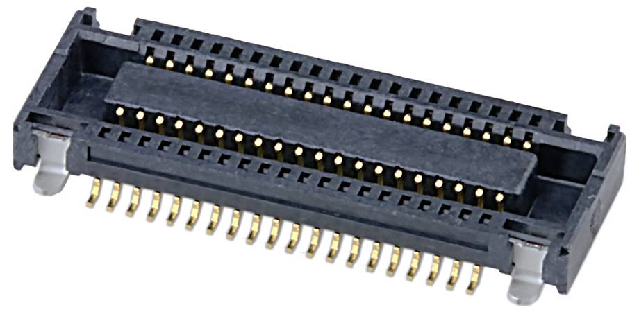 Zbliżenie czarnego złącza elektrycznego z wieloma pozłacanymi stykami, używane do podłączania komponentów elektronicznych.