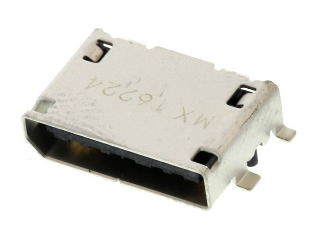 Prostokątny port USB, obudowa metalowa, otwór do podłączenia wtyczki. Odpowiedni do przesyłania danych i ładowarek.