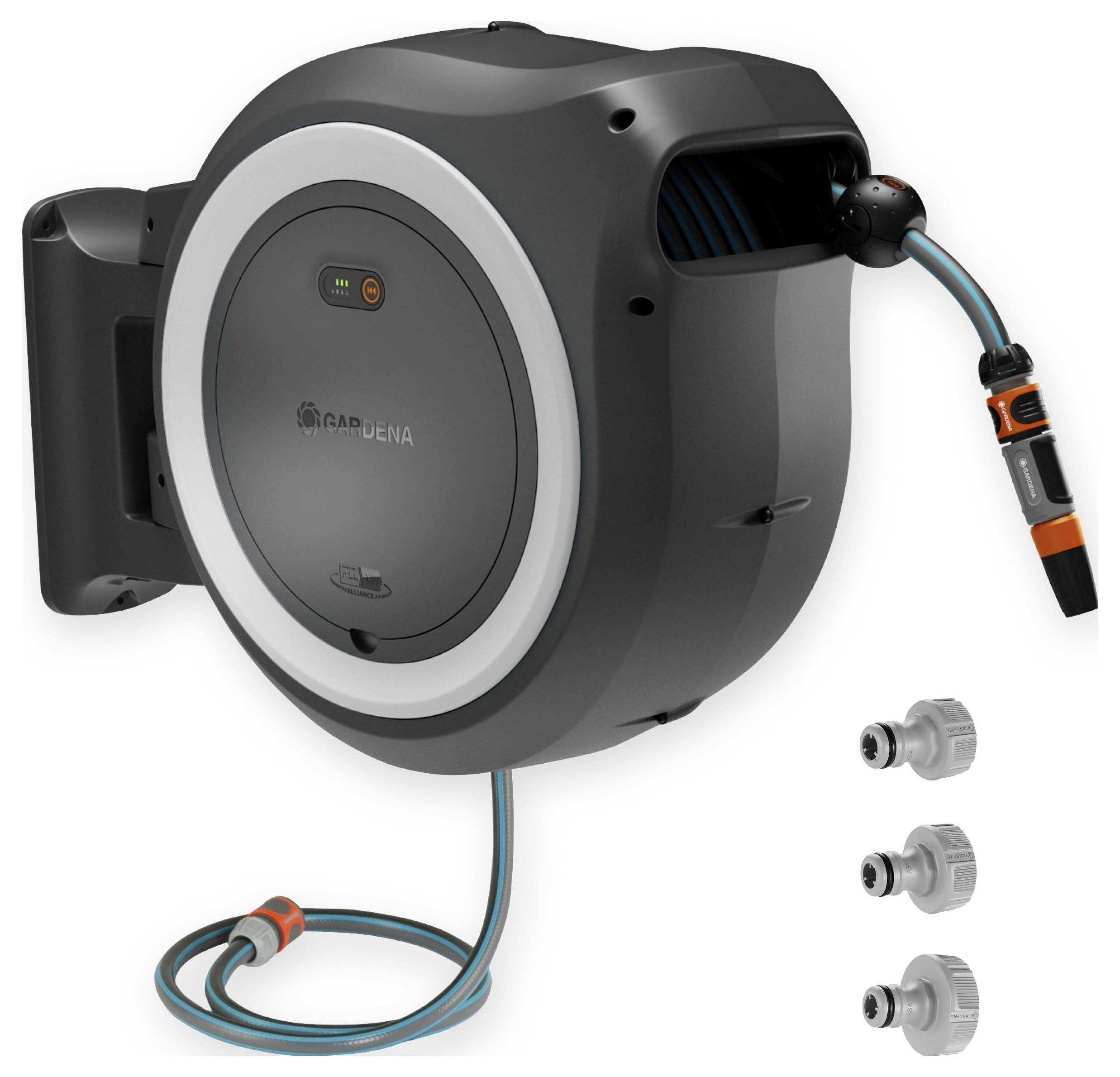 Zwijacz do węża ogrodowego montowany na ścianie z szarą obudową, wężem w kolorze pomarańczowym i niebieskim oraz trzema wymiennymi nasadkami natryskowymi.