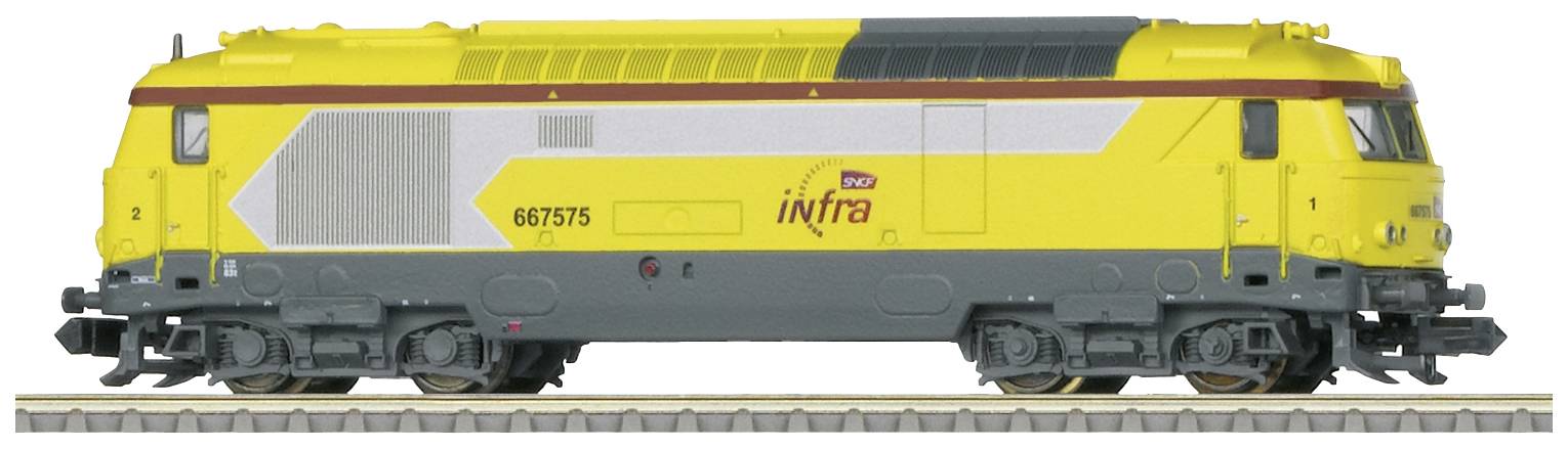 Żółta i szara lokomotywa modelowa z napisem 'infra'. Widok z boku na torach, widoczny szczegół numeru 667575.