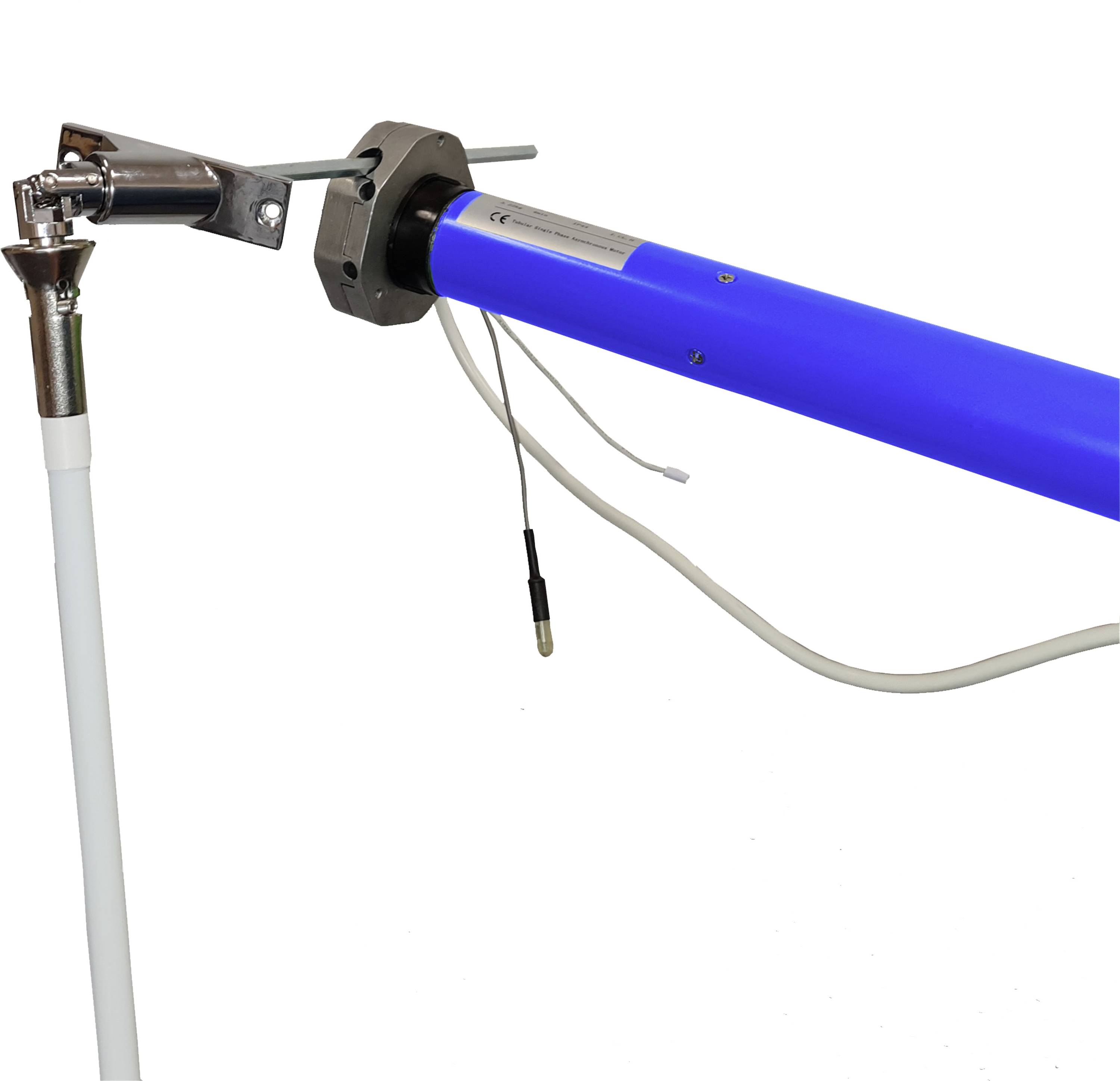 Niebieska teleskopowa rura z kablami, przymocowana do metalowego ramienia, na białym tle.