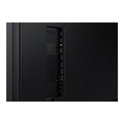 Widok z tyłu telewizora z widocznymi złączami, w tym portami HDMI i USB. Złącza są dobrze dostępne.