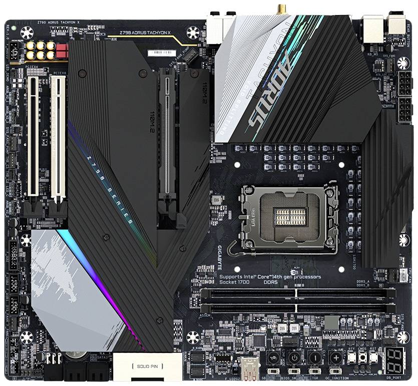 Płyta główna z wieloma gniazdami PCIe, gniazdami pamięci RAM oraz gniazdem procesora. Widoczne są oznaczenia różnych interfejsów.