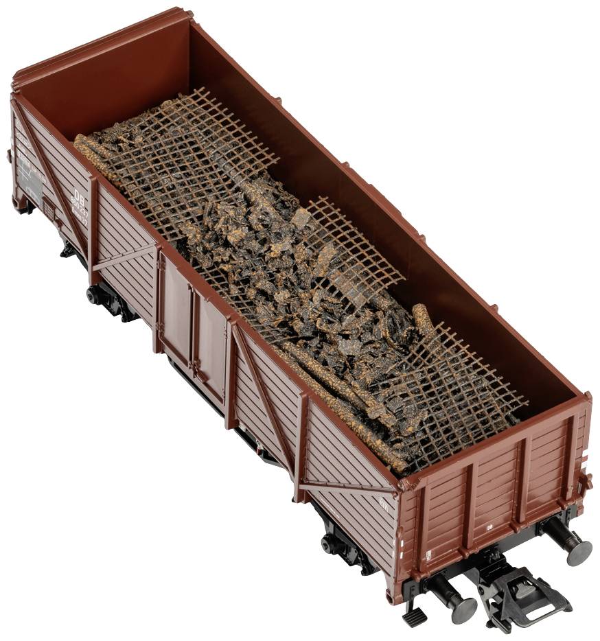 Otwarty wagon towarowy załadowany zardzewiałym złomem i kratami metalowymi. Wagon jest brązowy i umieszczony na torach.